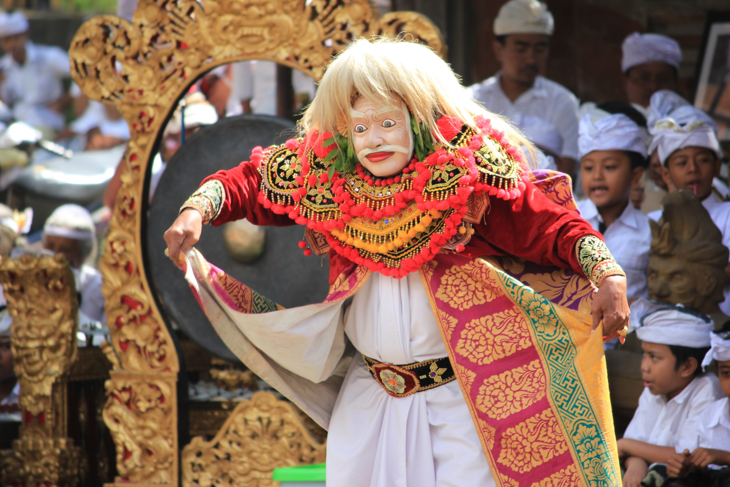 tari topeng bali